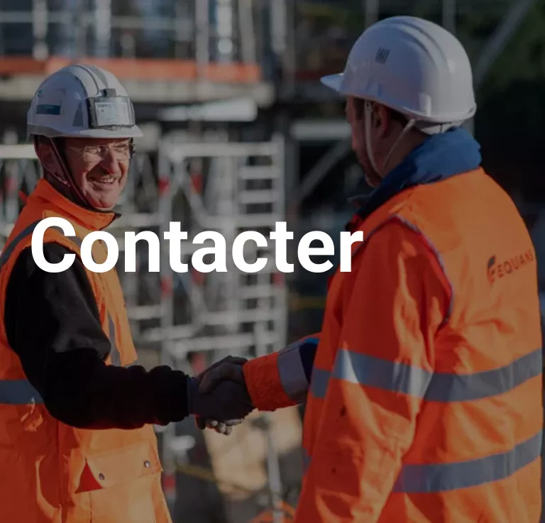 Collaborateurs EQUANS échangeant sur un site industriel